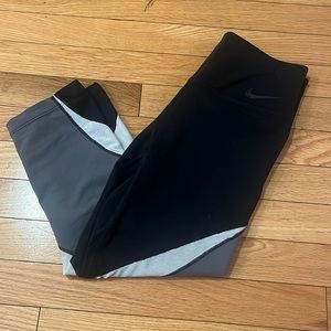 NIKE CROP LEGGINGS SIZE SMALL